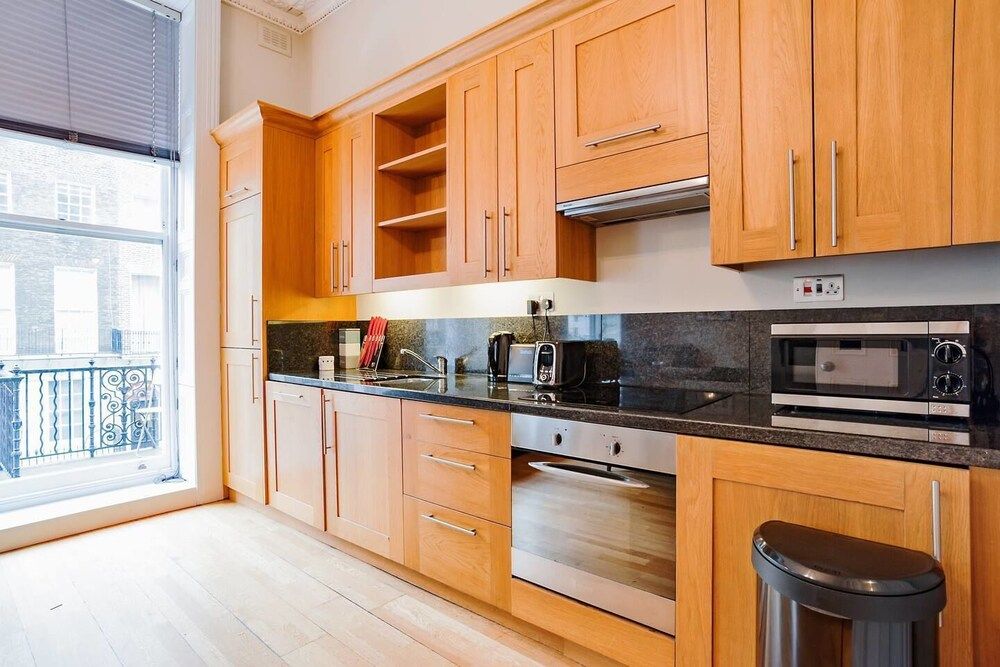 Upper Berkeley Street Flats Elegant & Stylish 1 Large Bedroom Apartment with Balcony 3
