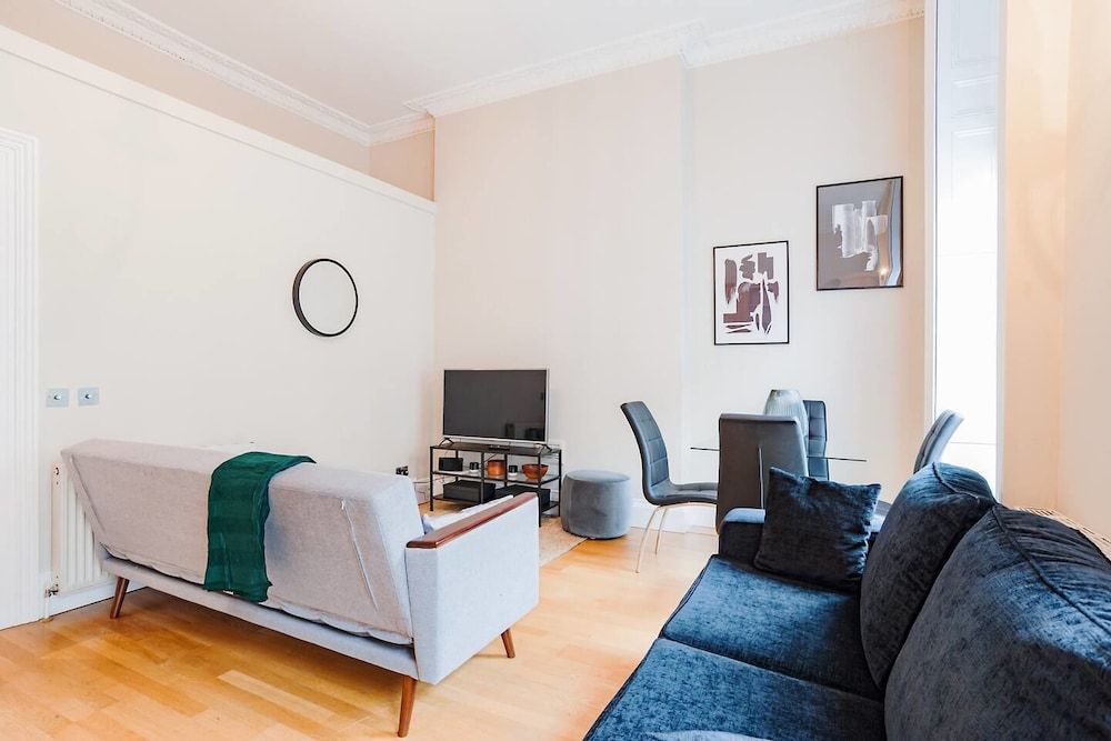 Upper Berkeley Street Flats Elegant & Stylish 1 Large Bedroom Apartment with Balcony 8