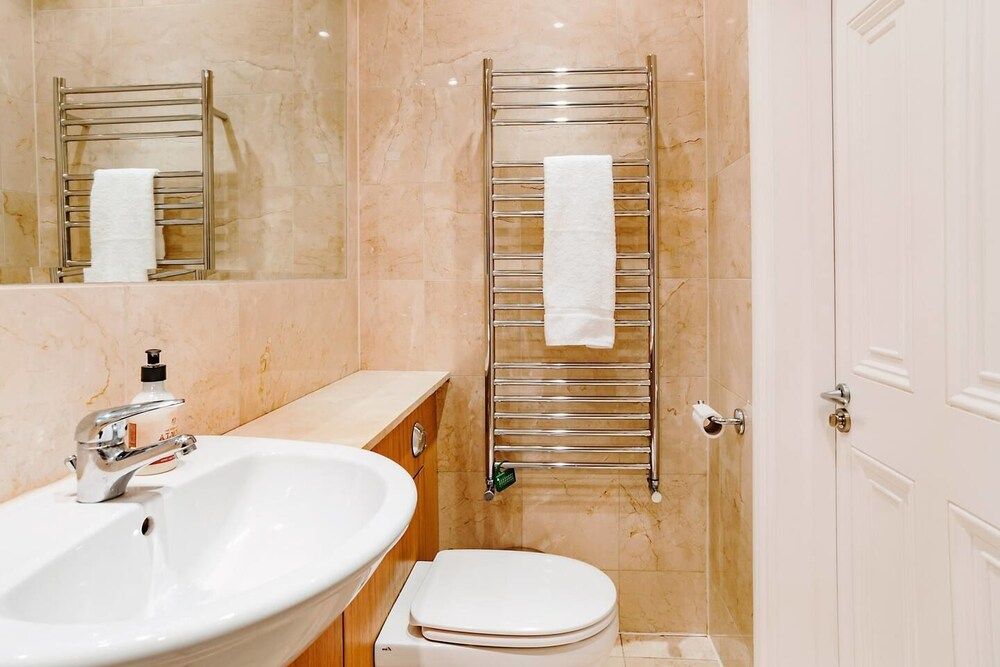 Upper Berkeley Street Flats Elegant & Stylish 1 Large Bedroom Apartment with Balcony 11
