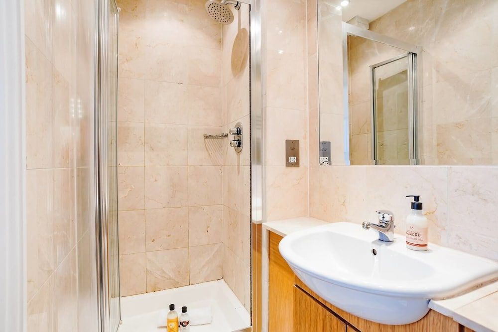 Upper Berkeley Street Flats Elegant & Stylish 1 Large Bedroom Apartment with Balcony 12