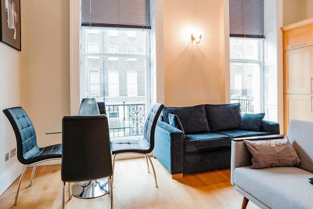 Upper Berkeley Street Flats Elegant & Stylish 1 Large Bedroom Apartment with Balcony 7