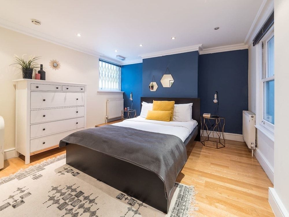 Upper Berkeley Street Flats Lovely 2 Bed 2 Bath in Marble Arch 4