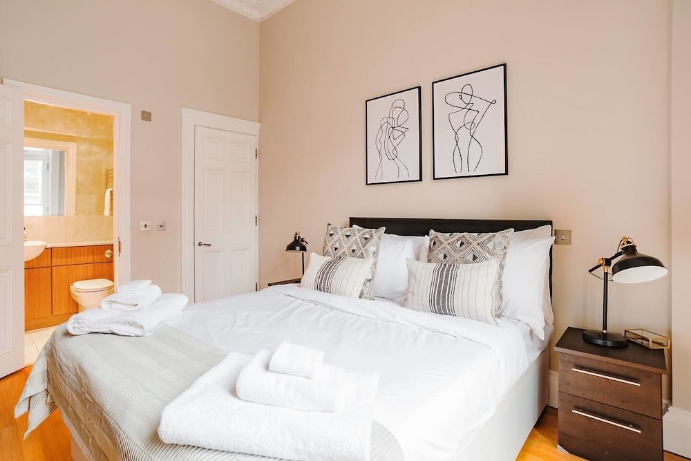 Upper Berkeley Street Flats Elegant & Stylish 1 Large Bedroom Apartment with Balcony 2