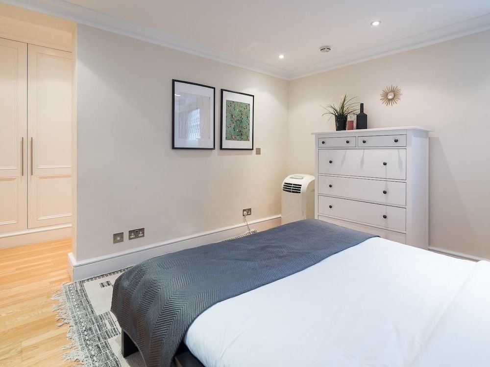 Upper Berkeley Street Flats Lovely 2 Bed 2 Bath in Marble Arch 3