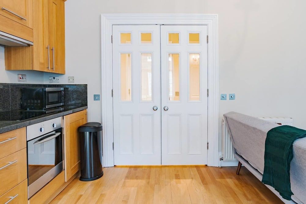 Upper Berkeley Street Flats Elegant & Stylish 1 Large Bedroom Apartment with Balcony 4