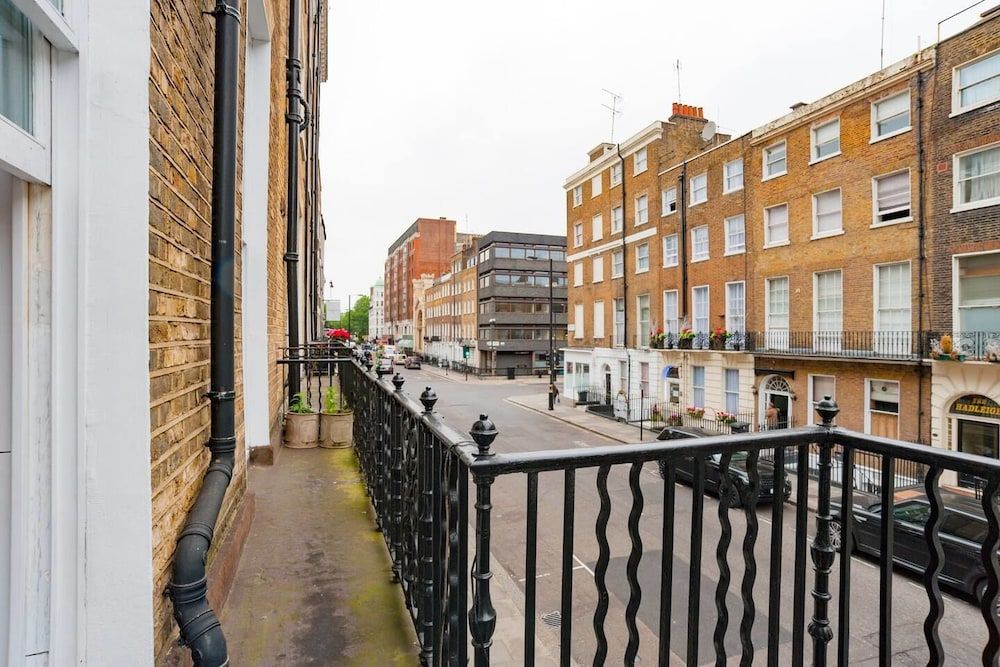 Upper Berkeley Street Flats Elegant & Stylish 1 Large Bedroom Apartment with Balcony 10