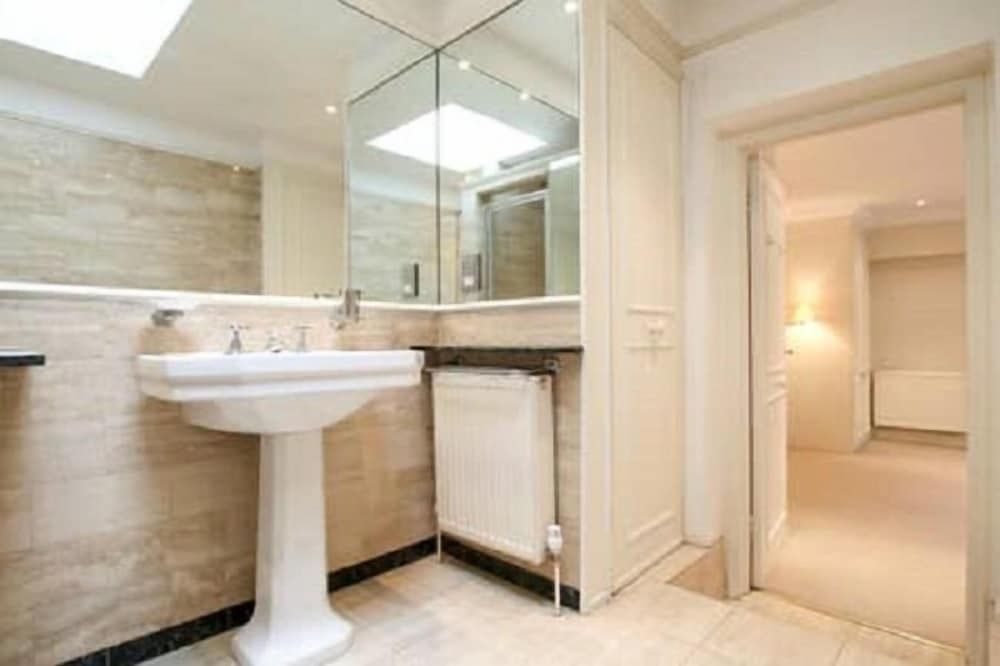 55 Lower Belgrave Three-Bedroom Apartment 11