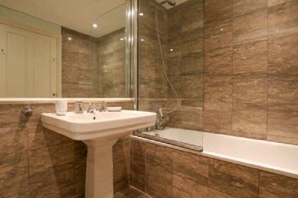 55 Lower Belgrave Three-Bedroom Apartment 10