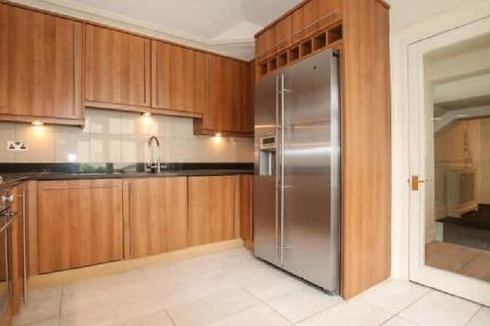 55 Lower Belgrave Three-Bedroom Apartment 5