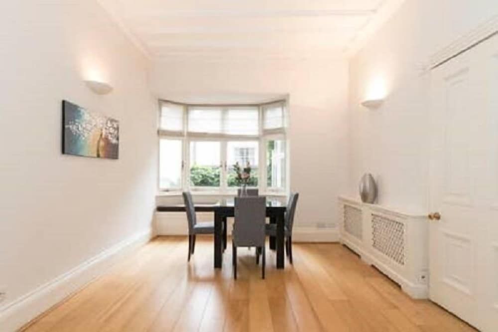 55 Lower Belgrave Three-Bedroom Apartment 8