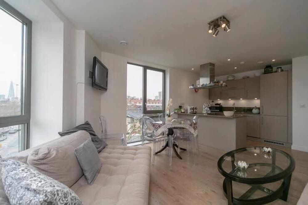 undefined Stylish 1 Bedroom Apartment near London City 10