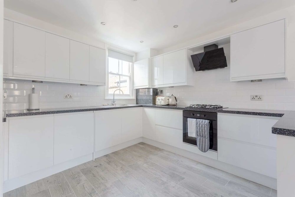 Stunning 3 Bedroom 2 Bath in Fantastic Location House (3 Bedrooms) 17