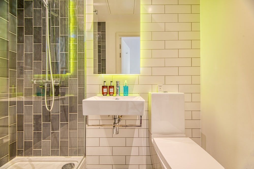 undefined Amazing Apart. -City Airport and Excel 1 8