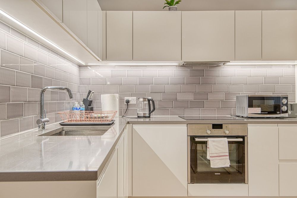 undefined Amazing Apart. -City Airport and Excel 1 4