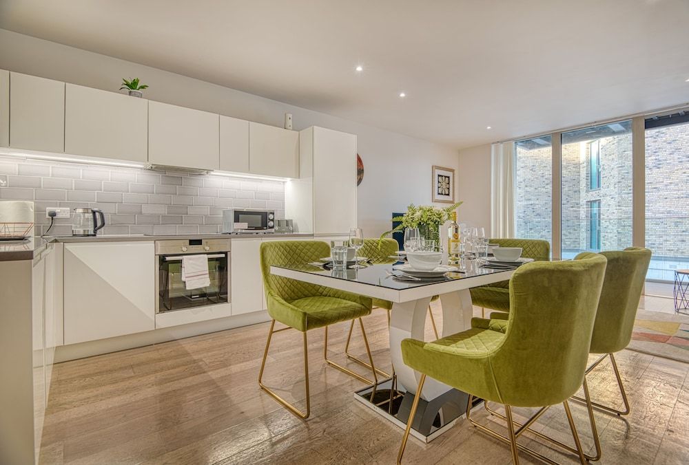 undefined Amazing Apart. -City Airport and Excel 1 7