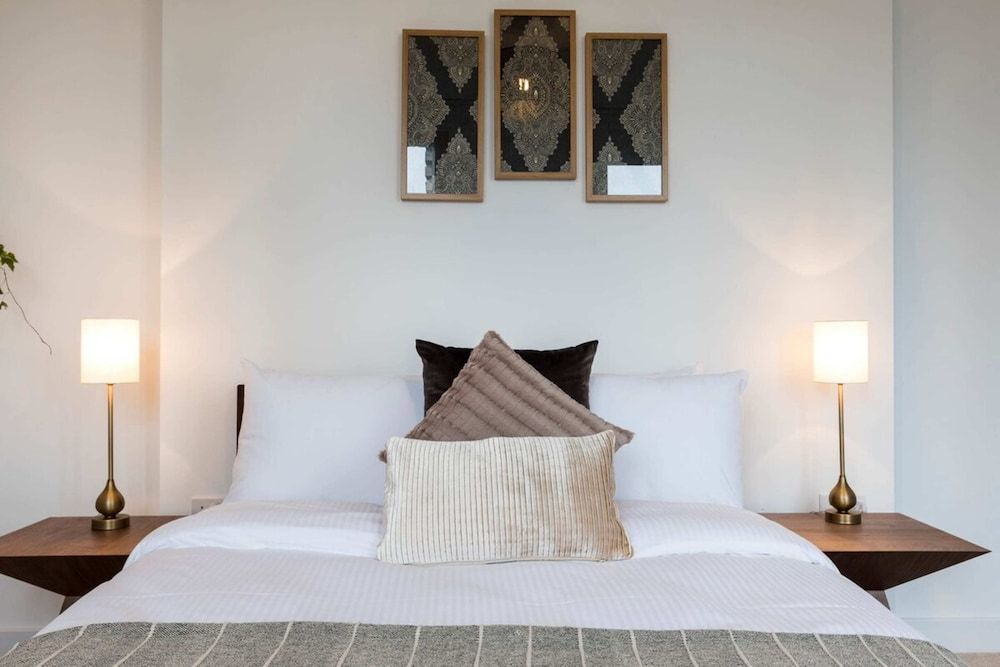 undefined Modern & Designed 2 bed Penthouse Apt Sleeps Five 5