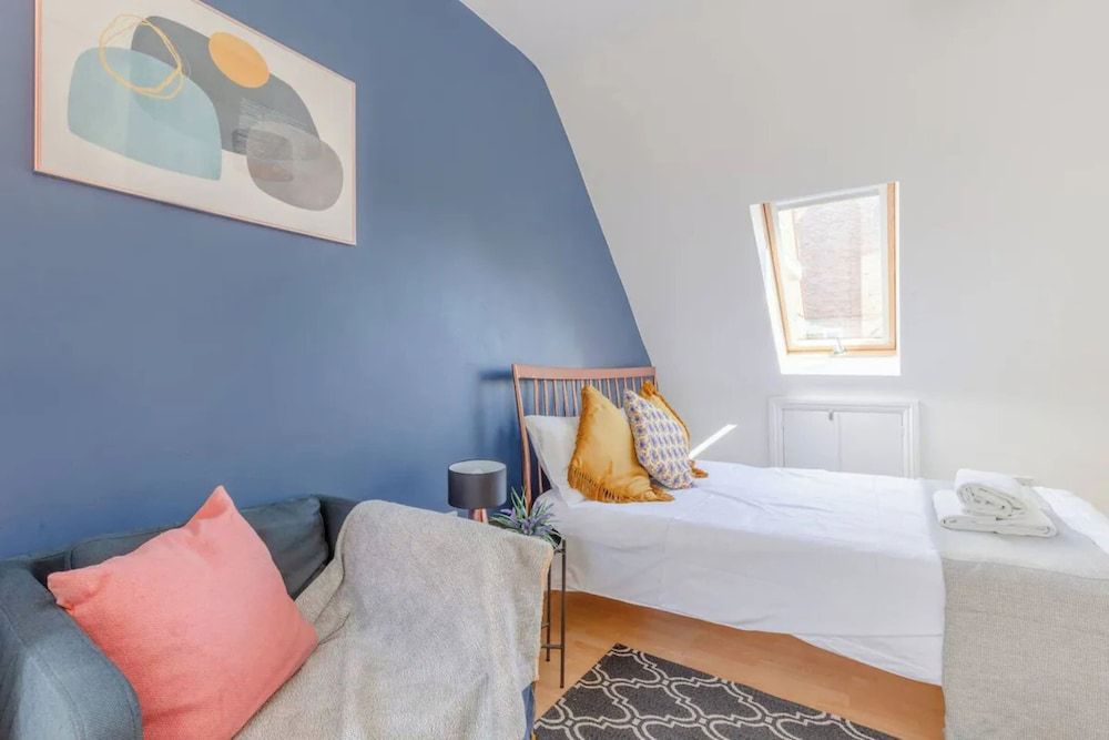 undefined Bright 2 Bedroom House in Kennington 9