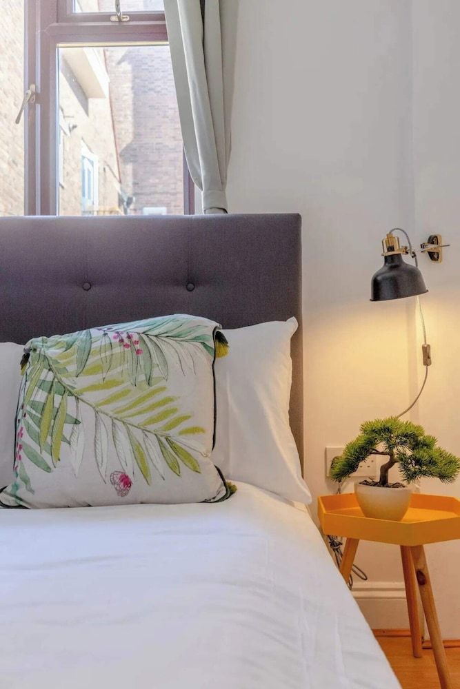 undefined Bright 2 Bedroom House in Kennington 5