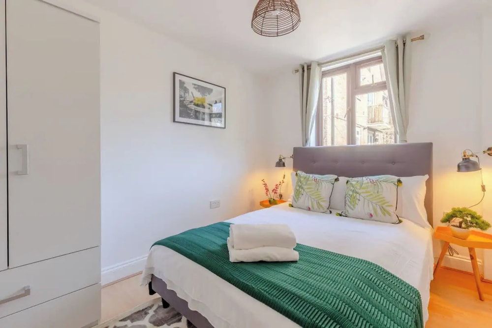 undefined Bright 2 Bedroom House in Kennington 7