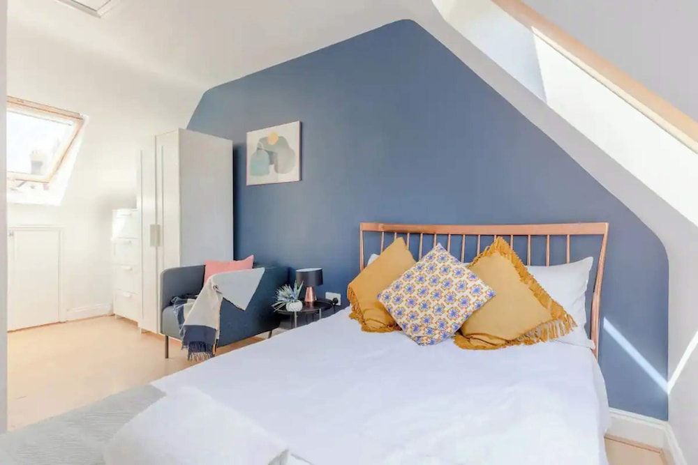 undefined Bright 2 Bedroom House in Kennington 10