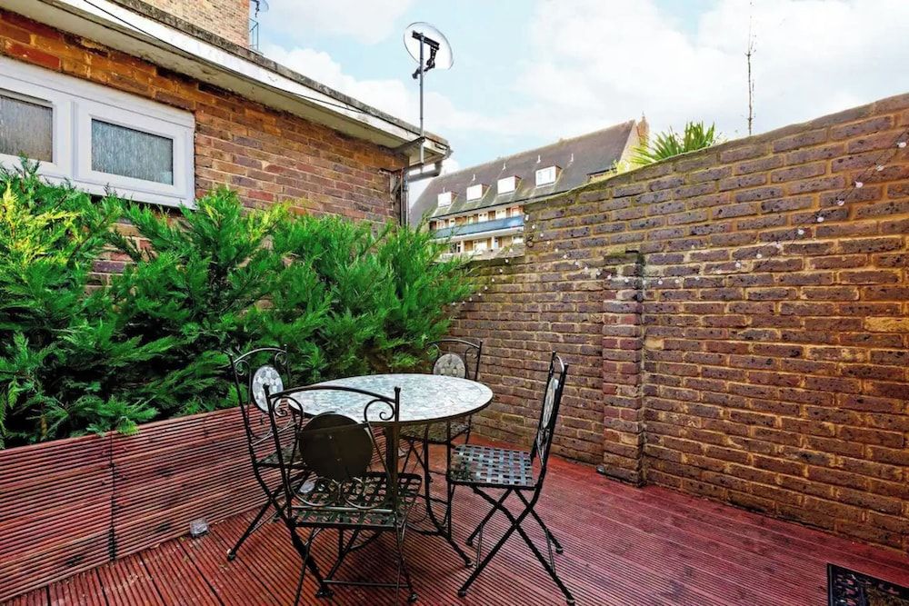 undefined Bright 2 Bedroom House in Kennington 3