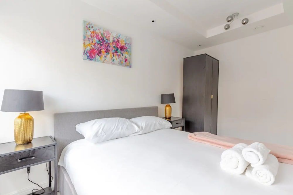 undefined Contemporary 2 Bedroom in West London 10