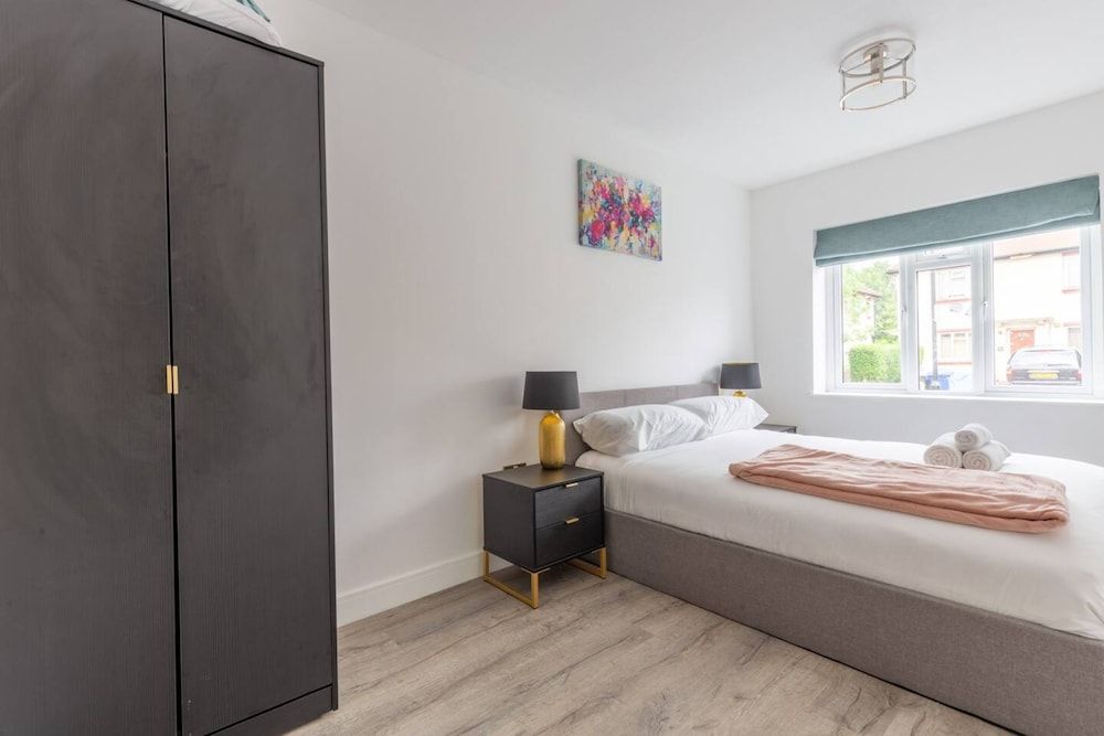 undefined Contemporary 2 Bedroom in West London 6