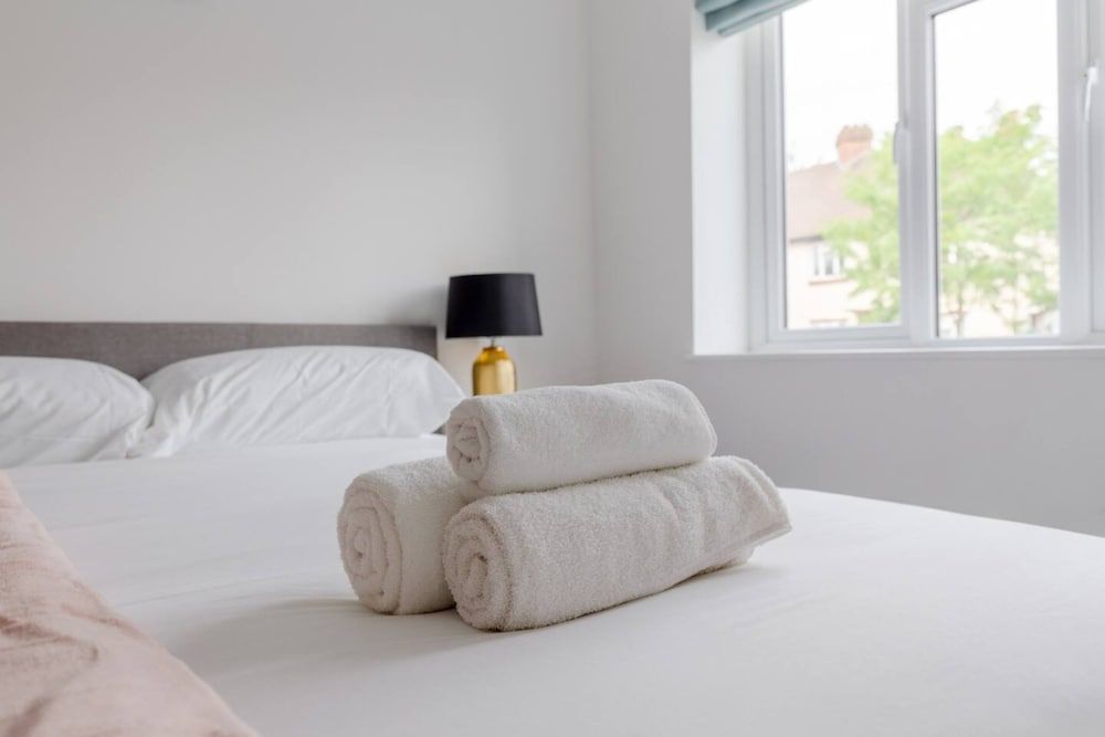 undefined Contemporary 2 Bedroom in West London 3