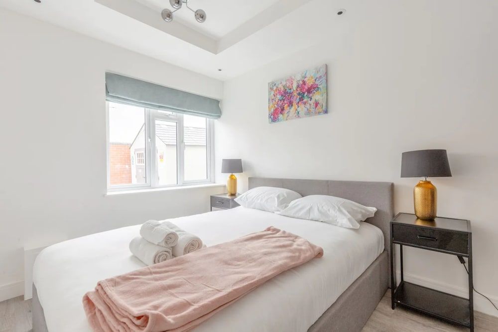 undefined Contemporary 2 Bedroom in West London 7