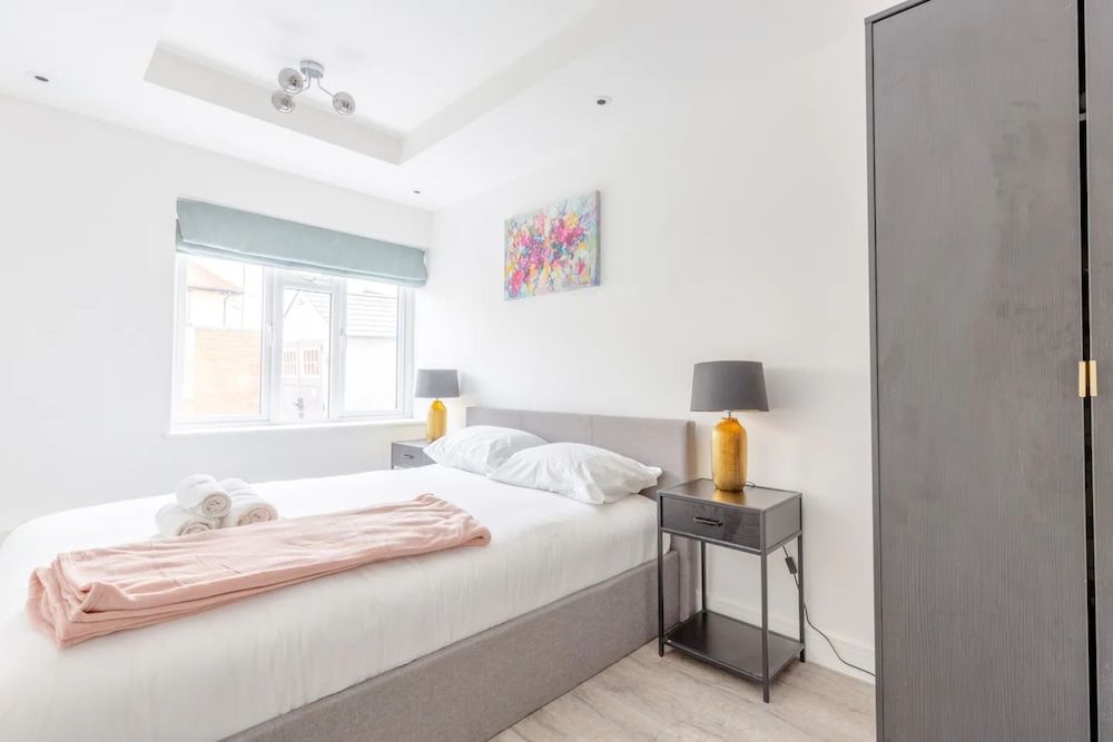 undefined Contemporary 2 Bedroom in West London 8