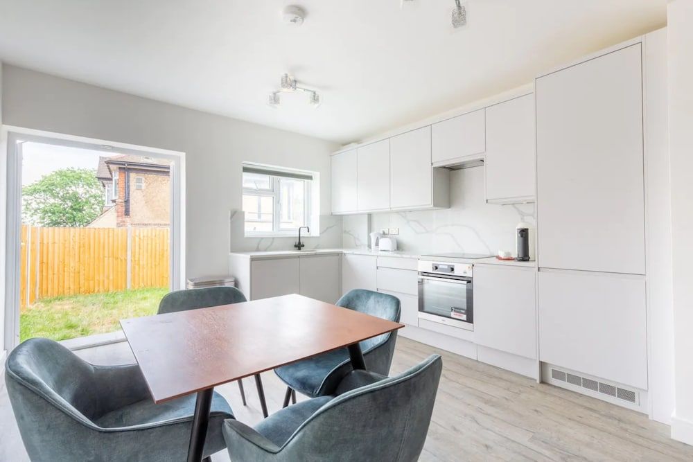 undefined Contemporary 2 Bedroom in West London 2