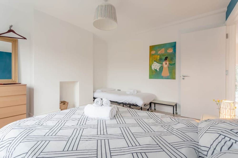 undefined Stylish 2 Bedroom Apartment in London 2