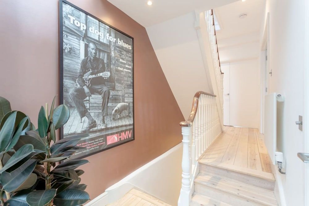 undefined Stylish 2 Bedroom Apartment in London 4