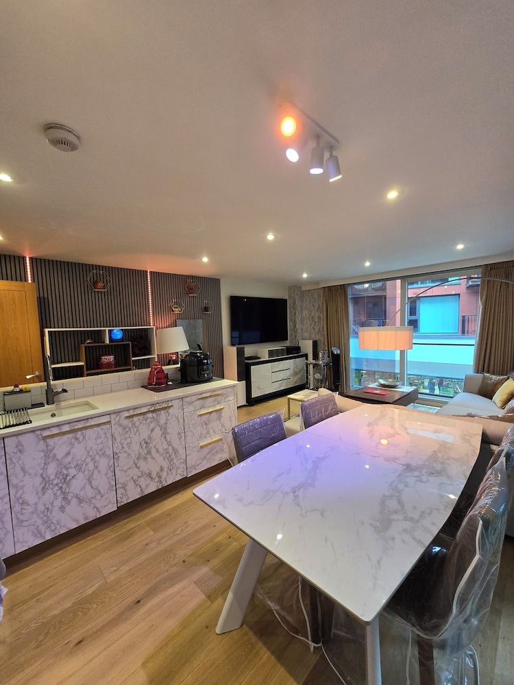 undefined Stylish and Modern 1 Bedroom Apartment in Farringdon 2