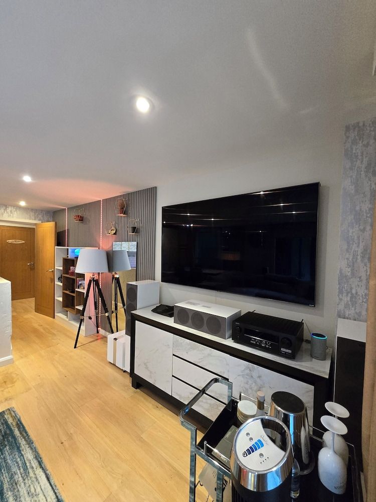 undefined Stylish and Modern 1 Bedroom Apartment in Farringdon 7