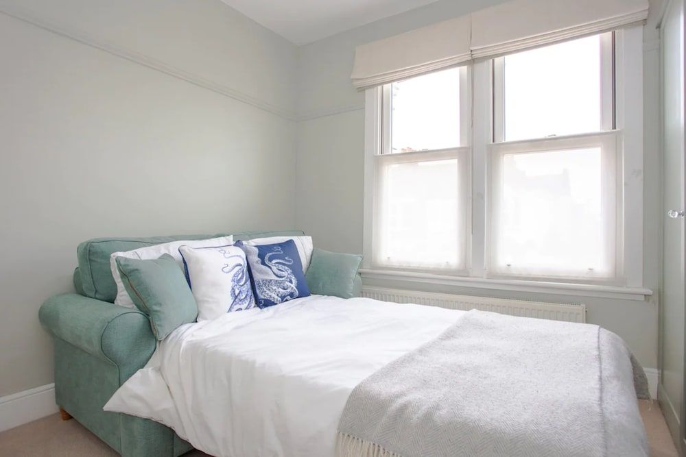 undefined Bright2 Bedroom Apartment With Roof Terrace in Wimbledon 6