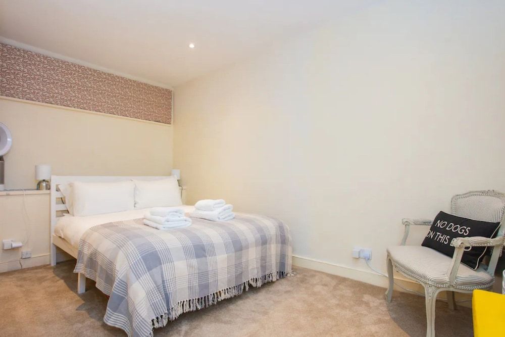 undefined Peaceful 2 Bedroom Apartment in Affluent Fulham 7