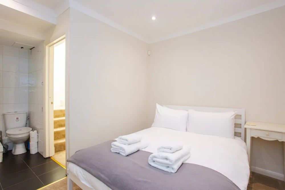undefined Peaceful 2 Bedroom Apartment in Affluent Fulham 6