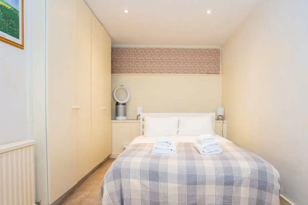 undefined Peaceful 2 Bedroom Apartment in Affluent Fulham 3