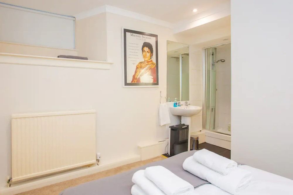 undefined Peaceful 2 Bedroom Apartment in Affluent Fulham 5
