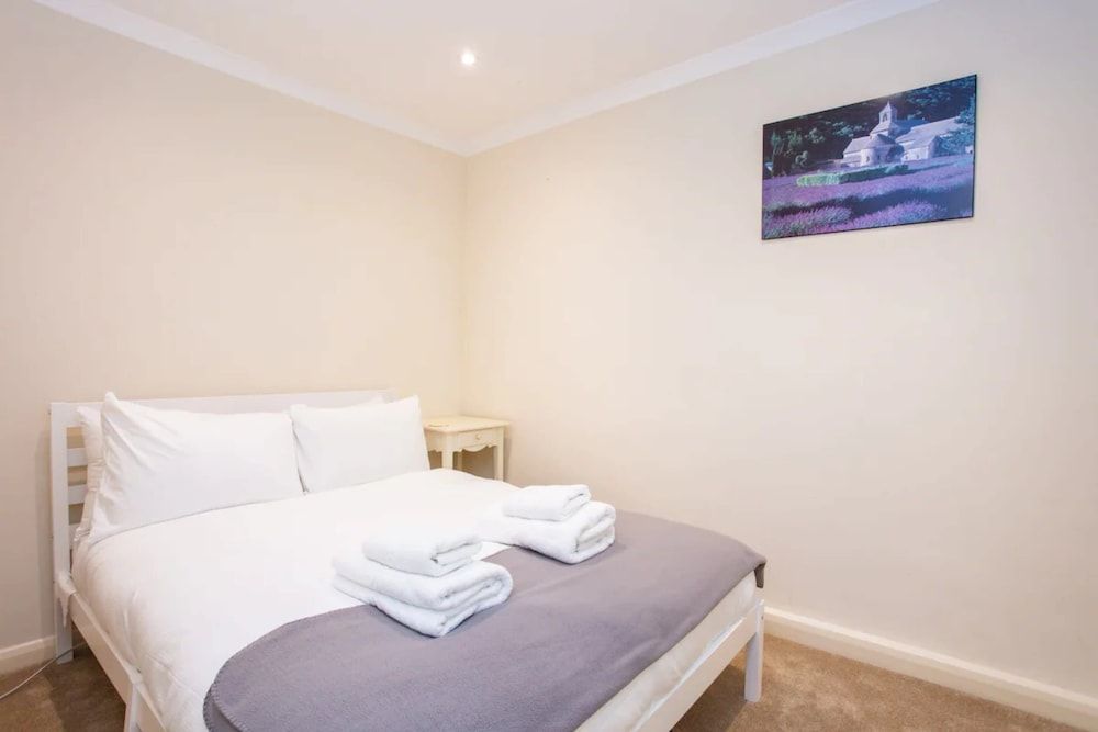 undefined Peaceful 2 Bedroom Apartment in Affluent Fulham 10