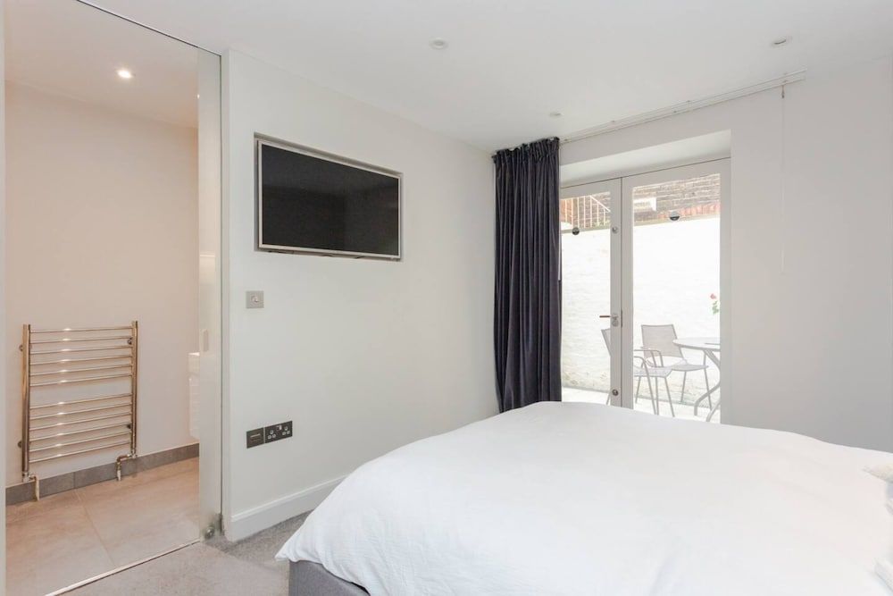 undefined Modern 2 Bedroom Apartment Near Gloucester Road 3
