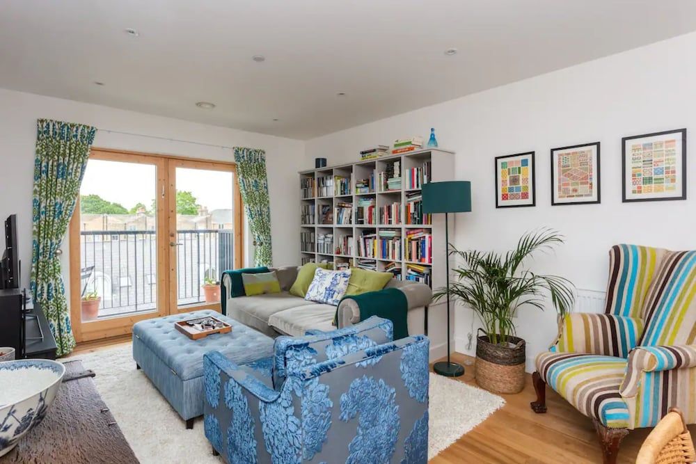 undefined Bright 2 Bedroom Apartment Near Victoria Park 9