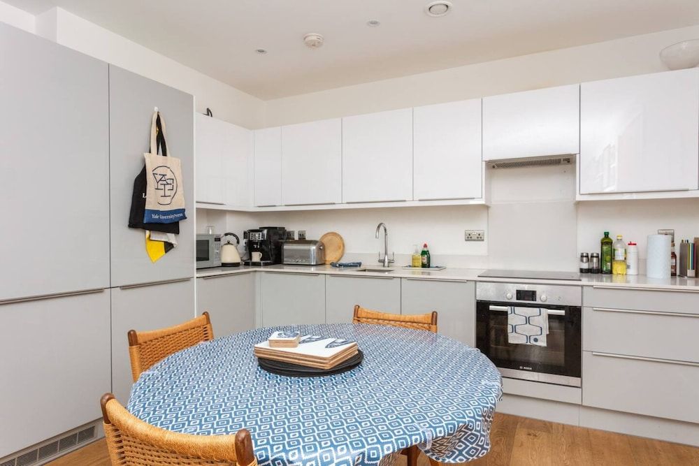 undefined Bright 2 Bedroom Apartment Near Victoria Park 8