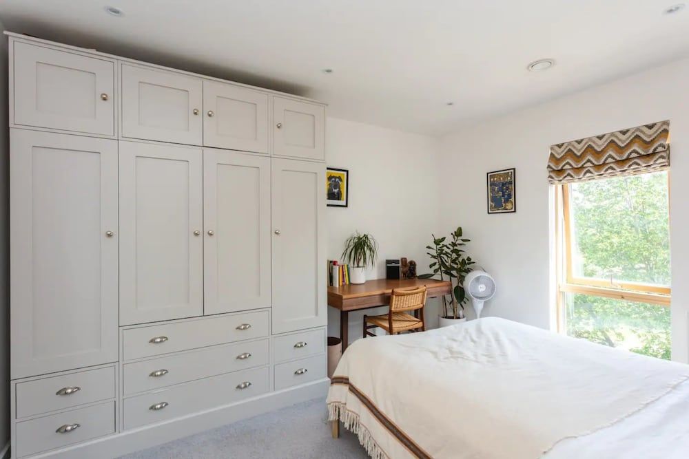 undefined Bright 2 Bedroom Apartment Near Victoria Park 7