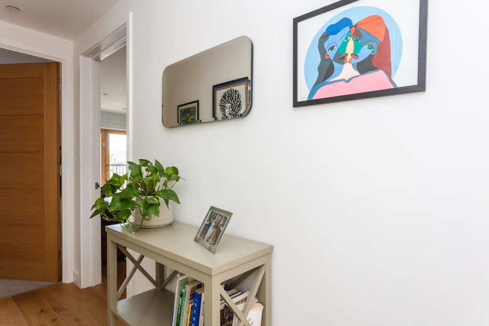 undefined Bright 2 Bedroom Apartment Near Victoria Park 4