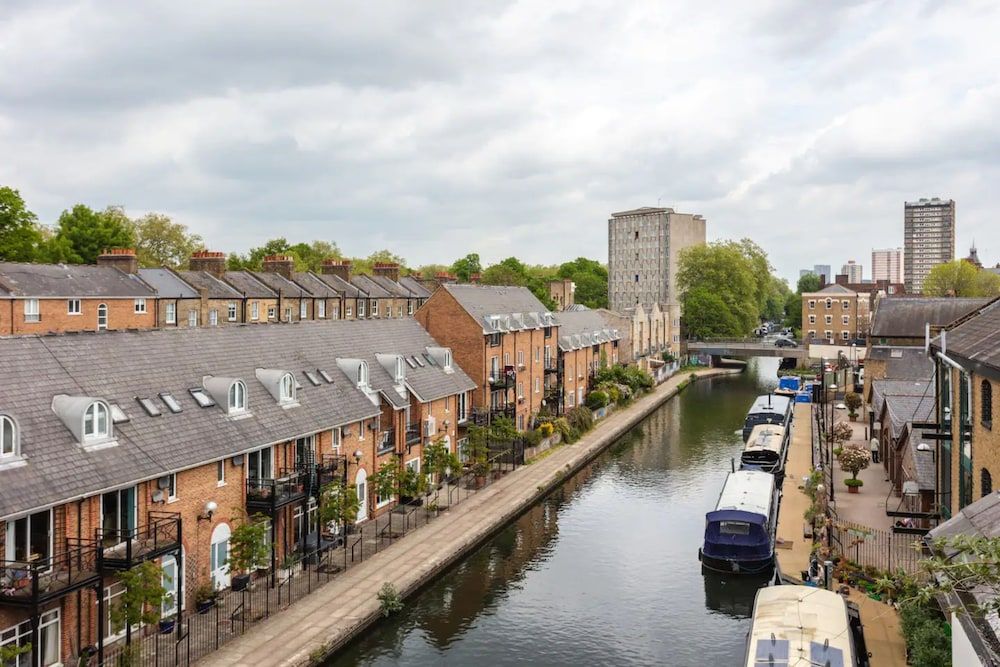 undefined Bright 2 Bedroom Apartment Near Victoria Park