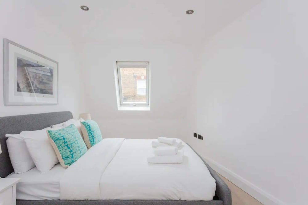 undefined Contemporary 2 Bedroom House in Vibrant Shepherds Bush 9