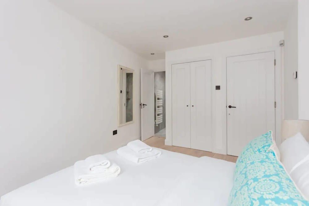 undefined Contemporary 2 Bedroom House in Vibrant Shepherds Bush 7