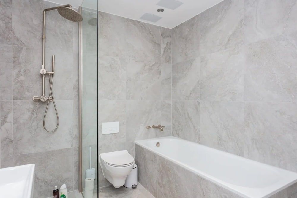 Contemporary 2 Bedroom House in Vibrant Shepherds Bush Basic House, Multiple Beds 18